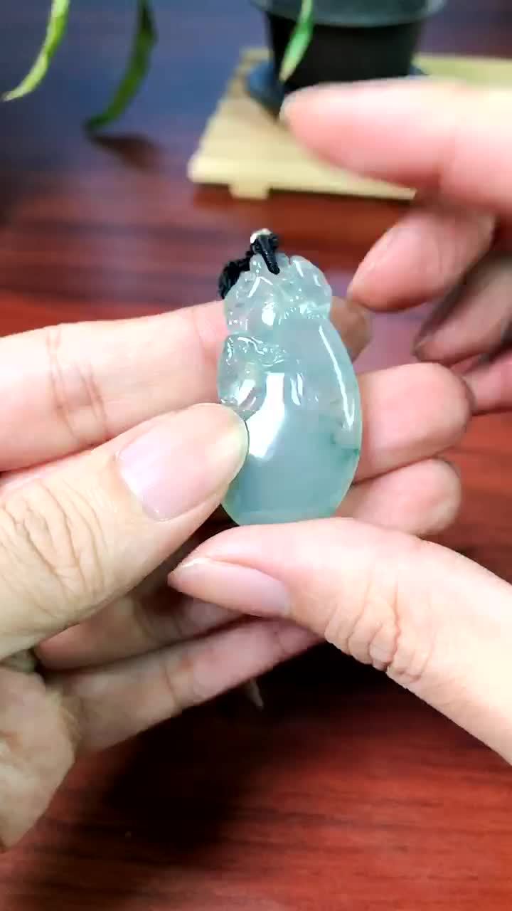 细腻冰种飘花精雕福瓜玉石饰品 佩戴典雅与吉祥的完美结合