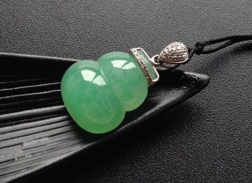 给孩子买翡翠饰品，这些细节不注意，美玉可能变