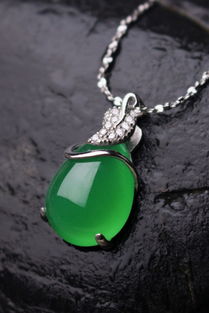 玉饰新风尚 探索青之钰玉石吊坠在蘑菇街优店的时尚演绎