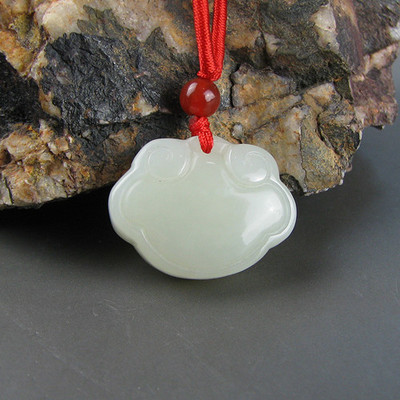 玉石吊坠的佩戴与保养指南